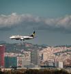 Abriendo Dinero sobre cómo estar forrando las aerolíneas con la subida de precios de las palanquillas de la aviación. La imagen muestra un vuelo de Ryanair.