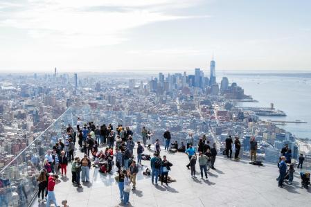 La gente se reúne en la plataforma de observación 'The Edge', en la ciudad de Nueva York, antes de un eclipse total en América del Norte el 8 de abril de 2024. La colección total de este año asciende a 115 millones (185 kilómetros), además es el hogar de 32 millones de estados. . y 150 mil más viven menos de 200 mil en Francia. El próximo eclipse solar total que podría ocurrir en gran parte de América del Norte no ocurrirá hasta 2044
