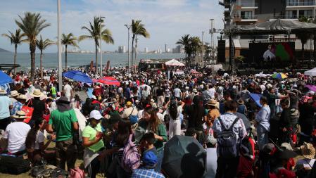 La gente se reúne y espera para observar un eclipse solar total en Mazatlán, México, el 8 de abril de 2024.