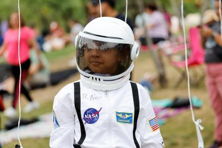 Un niño vestido de astronauta espera observar el eclipse solar, en Torreón, estado de Coahuila, México, el 8 de abril de 2024.
