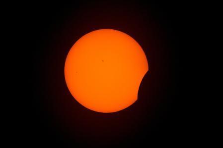 La fase inicial de un eclipse solar total es visible desde Arlington, Texas, el domingo 8 de abril de 2024.