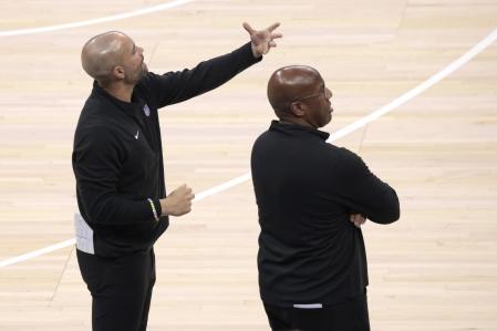 El catalán Jordi Fernández junto al entrenador Mike Brown