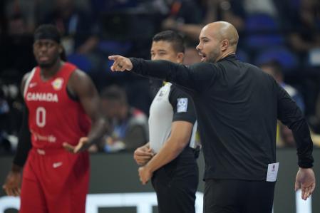 El seleccionador Jordi Fernández, dando indicaciones como seleccionador de Canadá