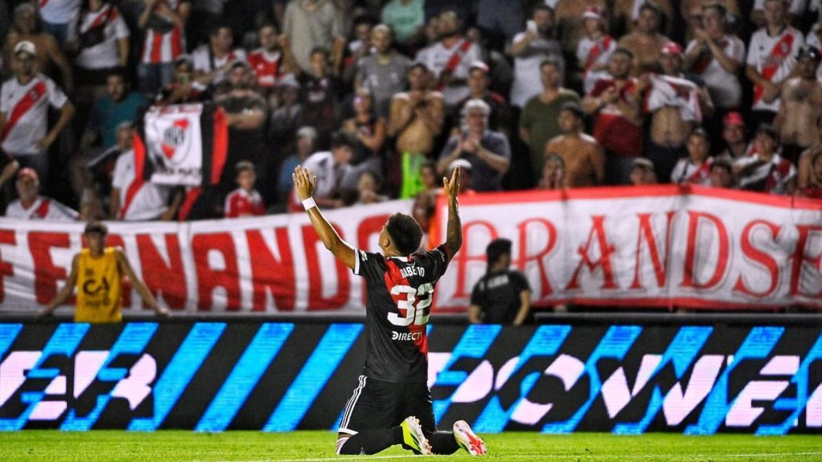 Ruberto celebra un gol con River Plate