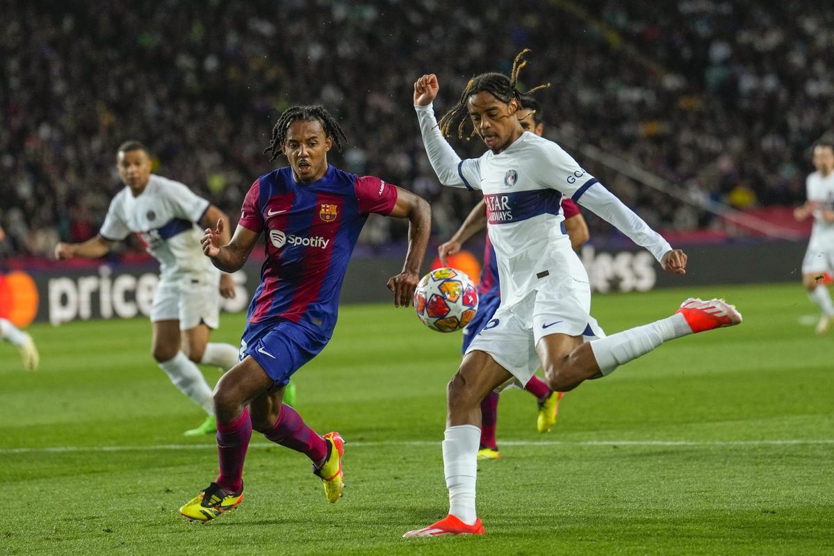 Barcola, en una acción de partido ante el Barça