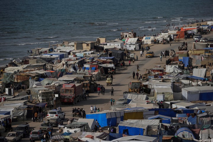 Un campamento para palestinos desplazados internos de Rafah y el norte de la Franja de Gaza visto al oeste de Deir Al Balah.  Foto EFE