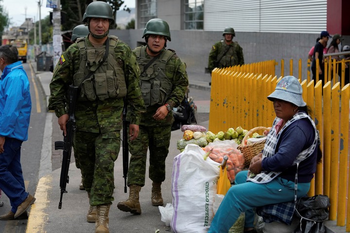 Soldados en las calles del barrio Quito, en el contexto de la batalla contra la criminalidad en Ecuador.  Foto: AP