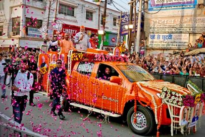 El primer ministro indio, Narendra Modi, en el centro, y el ministro principal de Uttar Pradesh, Yogi Adityanath, viajan en un vehículo abierto mientras hacen campaña para el Partido Bharatiya Janata (BJP) en Ghaziabad, el 6 de abril de 2024.