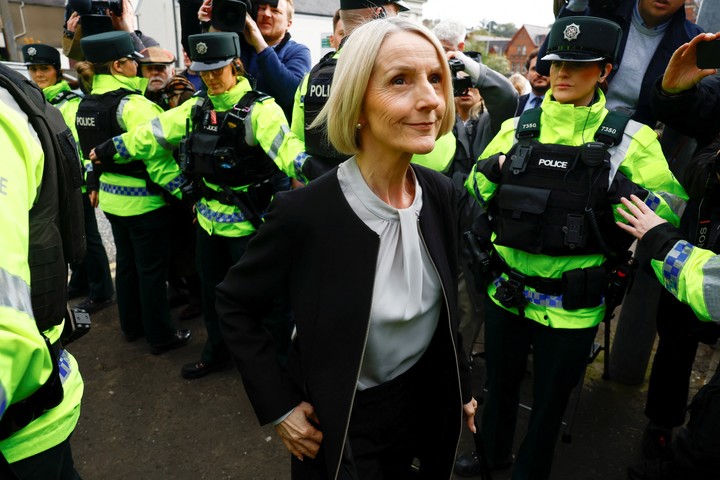 Eleanor Donaldson, esposa y exsecretaria de Jeffrey Donaldson, frente a los tribunales de Newry, Irlanda del Norte.  Foto: REUTERS