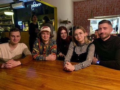 A partir de aquí, Dominik Saczko, Michal Grzebowski, Aleksandra Melaniuk, Milena Kubiczek y Michal Tatol, estos partidos en el bar Resort, en Varsovia.
