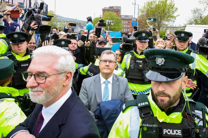 El diputado Jeffrey Donaldson, este miércoles, en el enfrentamiento frente al tribunal que le juzga en Newry, Irlanda del Norte.  Foto: AFP 