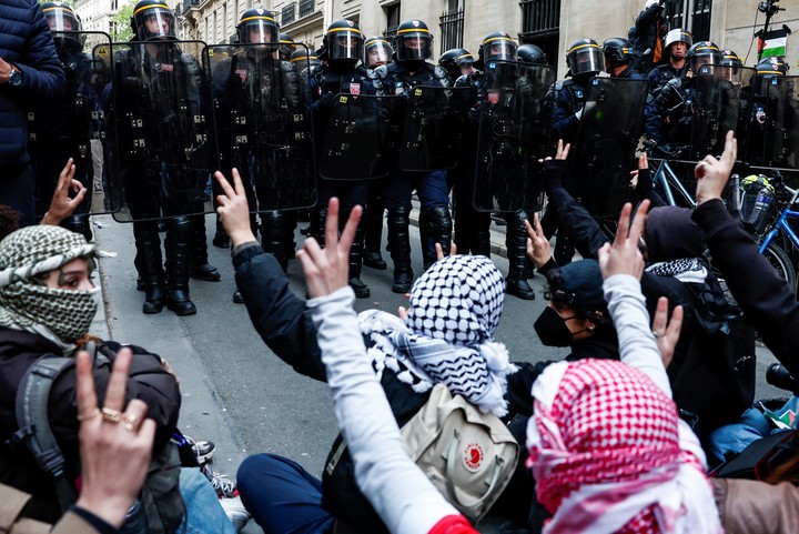 La policía custodia la fachada de la Universidad Sciences Po de París en medio de marchas contra la ofensiva de Israel en la Franja de Gaza.  Foto: REUTERS  