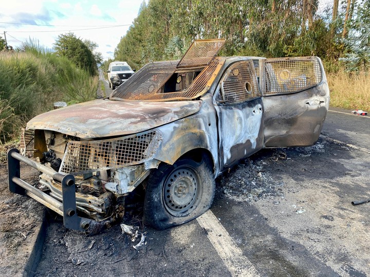 El vehículo policial que apareció este sábado fue incendiado en Los Álamos, en la región del Biobío, en el sur de Chile, con los cadáveres de tres agentes en su interior.  Foto: REUTERS