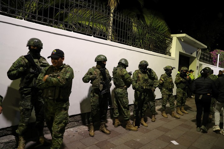Fuerza élite de la Policía ecuatoriana allanó la Embajada de México para detener al exvicepresidente Jorge Glas, condenado por corrupción.  Foto EFE/ José Jácome