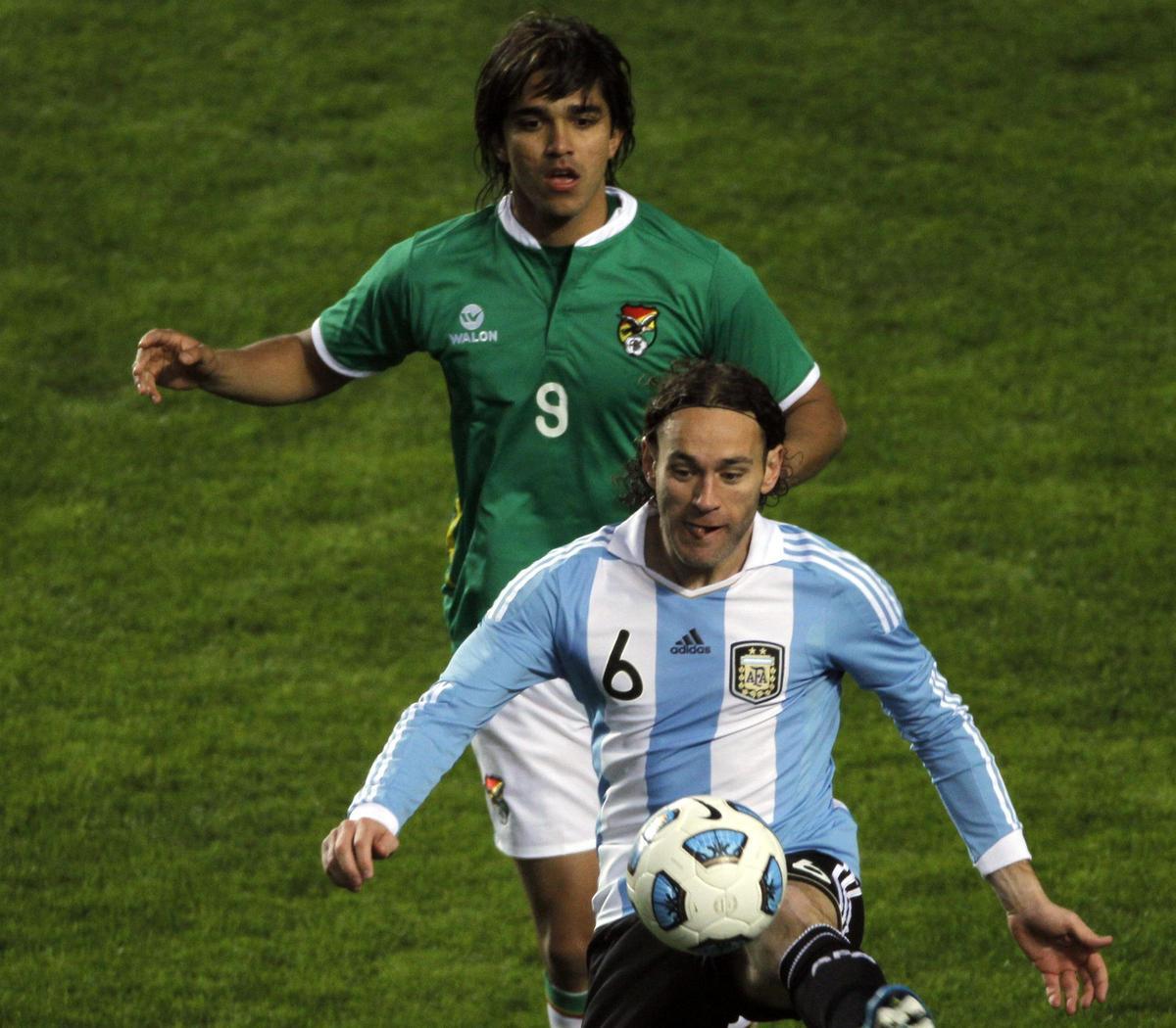 Moreno Martins y Gabriel Milito en Argentina-Bolivia (2011)