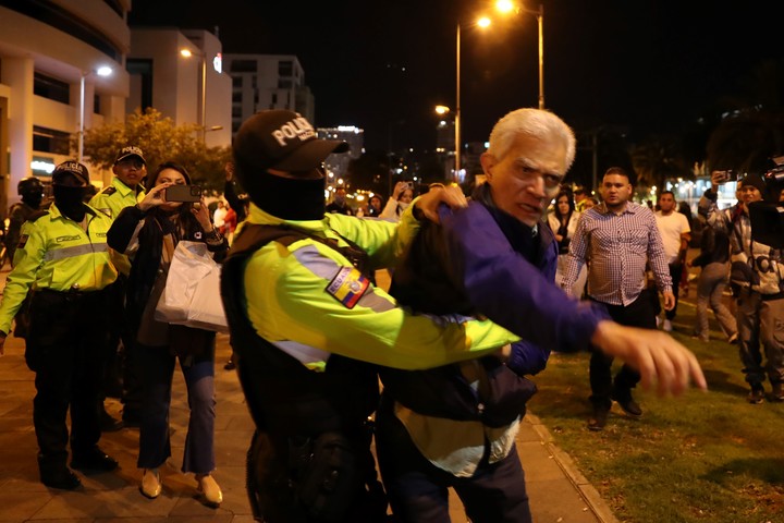 El jefe de la Cancillería y Asunti Política de la Embajada de México, Roberto Canseco, se alistó con la policía para intentar evitar que recurran al exvicepresidente Jorge Glas.  Foto EFE/ José Jácome
