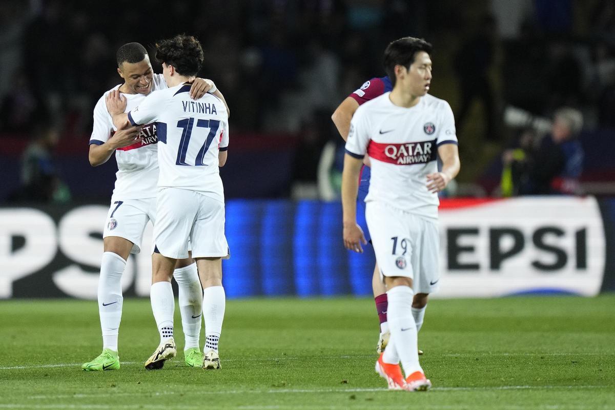 Vitinha celebrando con Mbappé