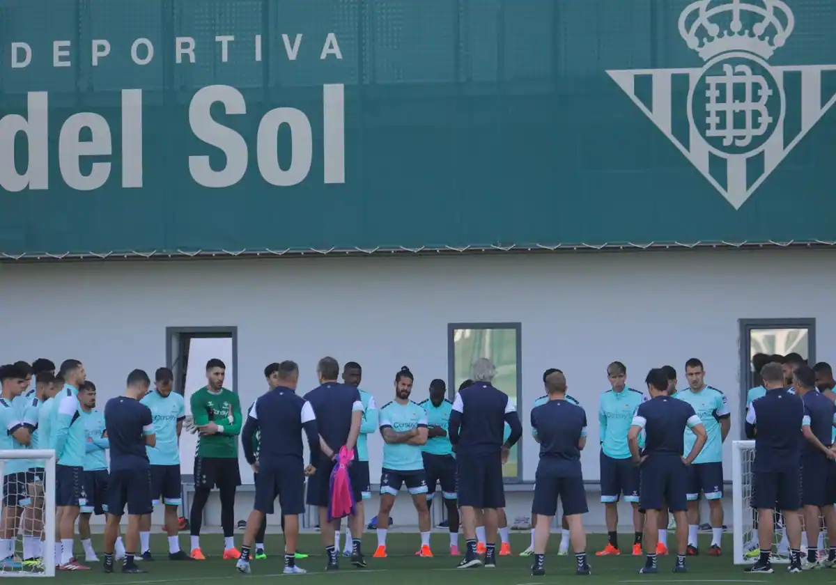 Charla de Pellegrini con los futbolistas en el inicio del torneo de este lunes
