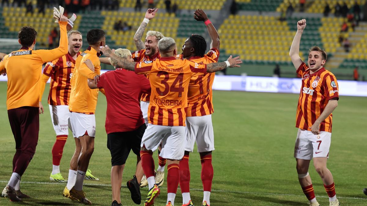 Los jugadores del Galatasaray celebran el título y disputaron menos de un minuto de la final de la Supercopa turca