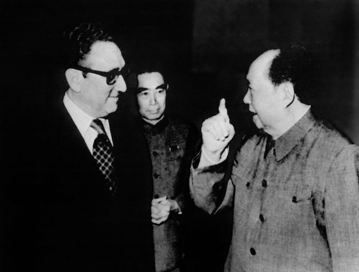 Henry Kissinger con Mao Tse Tung en febrero de 1973 en Beijing, un año después de la visita de Richard Nixon.  Foto AFP