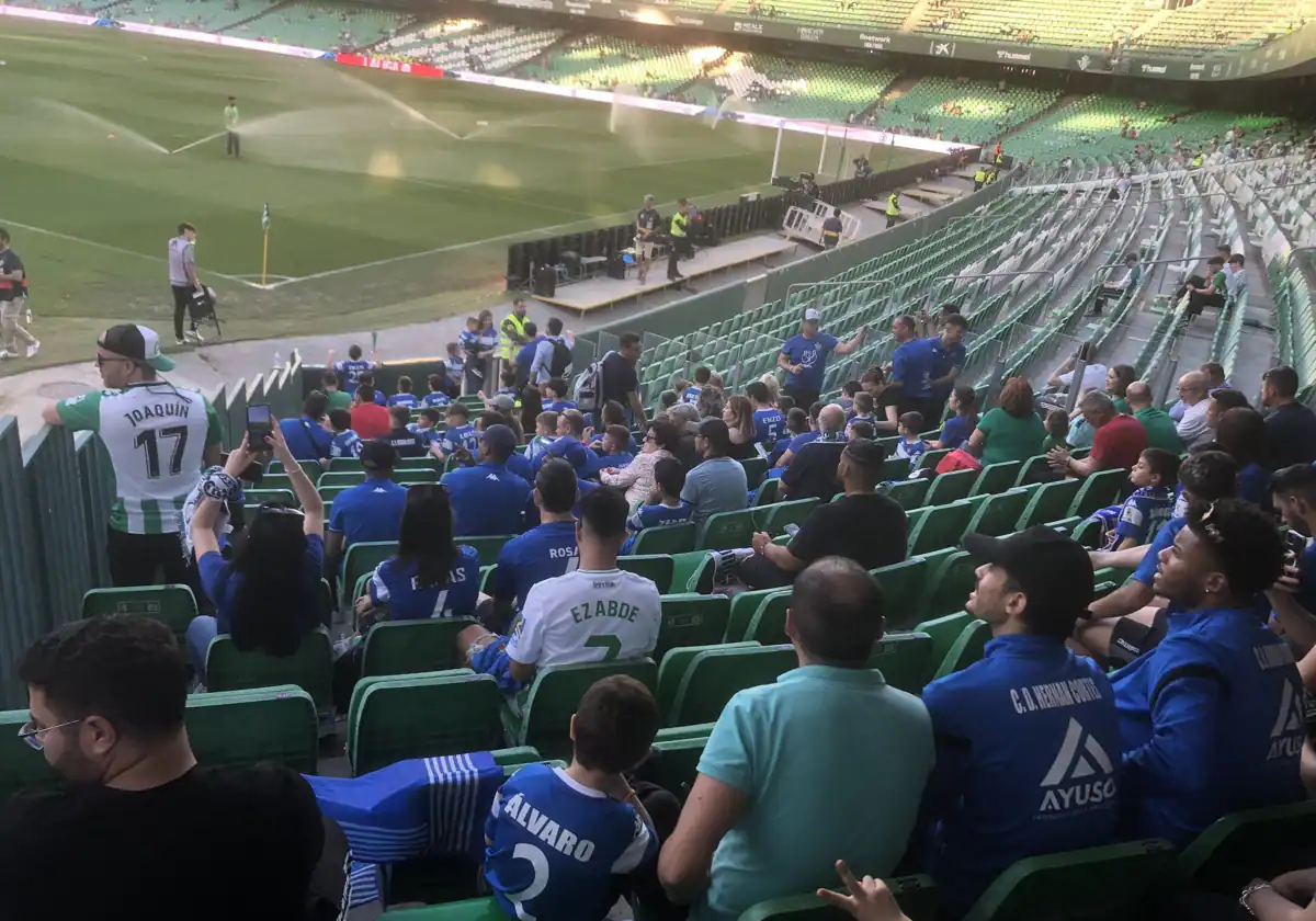 Miembros de la expedición del Hernán Cortés en la grada de Villamarín en los prolegómenos del Betis - Celta
