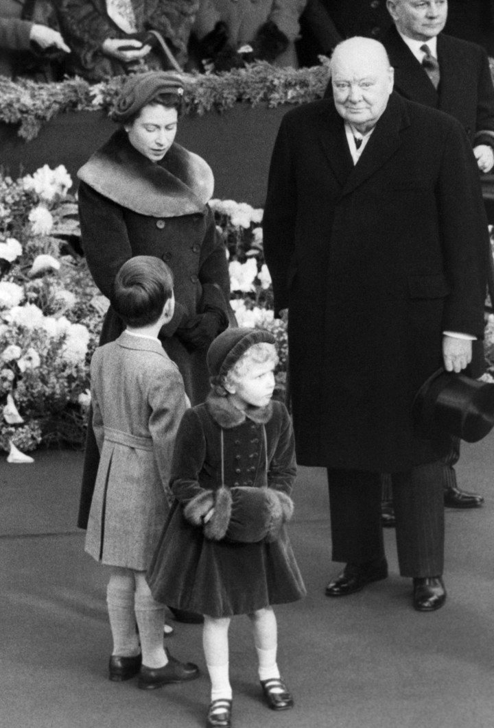 Winston Churchill con la reina Isabel II en noviembre de 1954 con los príncipes Ana y Carlos.  FotoAP