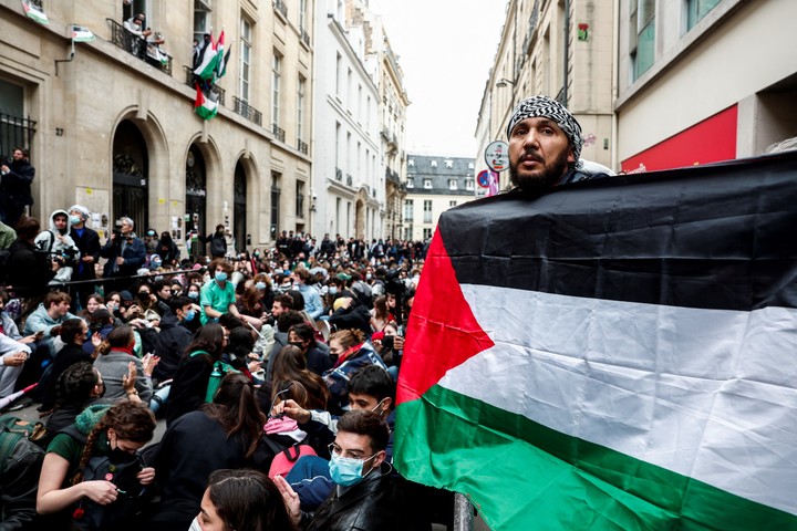 Las manifestaciones a favor del pueblo palestino se extienden a las universidades de París.  Foto: REUTERS