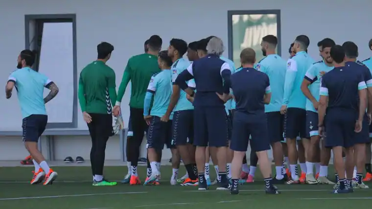 Pase de los futbolistas para los compleños de Isco