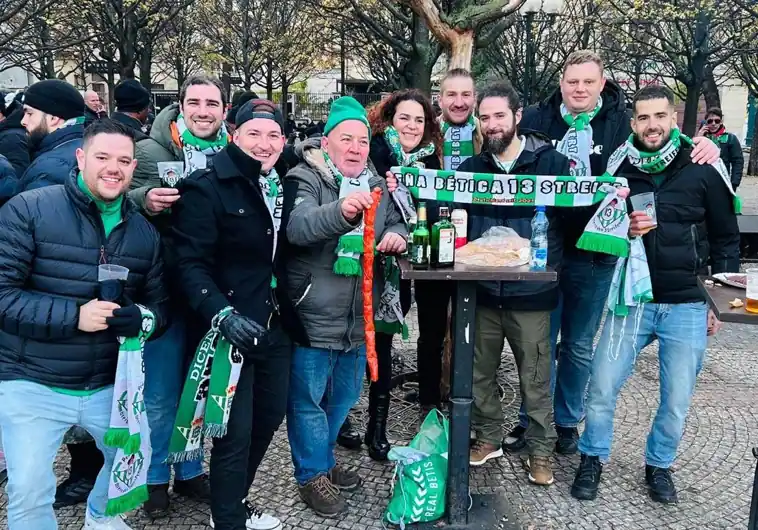 Miembros de la peña bética 13 Streffen en Praga, donde asistió al partido Sparta - Betis