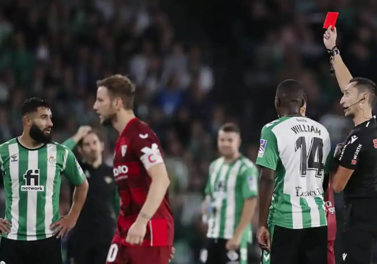 Sánchez Martínez expulsó a Fekir en el derbi Betis-Sevilla de la pasada temporada