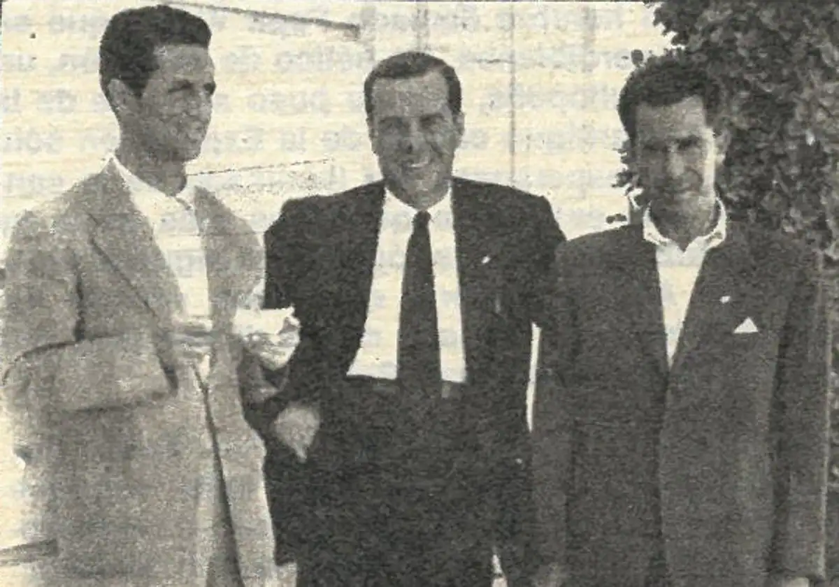 Pepe Valera, al fondo, en una imagen con Andrés Aranda, al fondo, otra leyenda del Betis