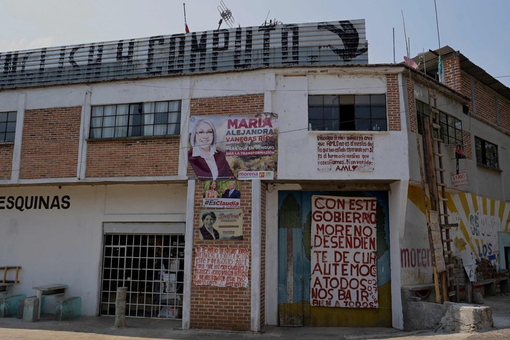 Carteles de propaganda política en una casa de Maravatío, en el estado mexicano de Michoacán.  Foto.  AFP 