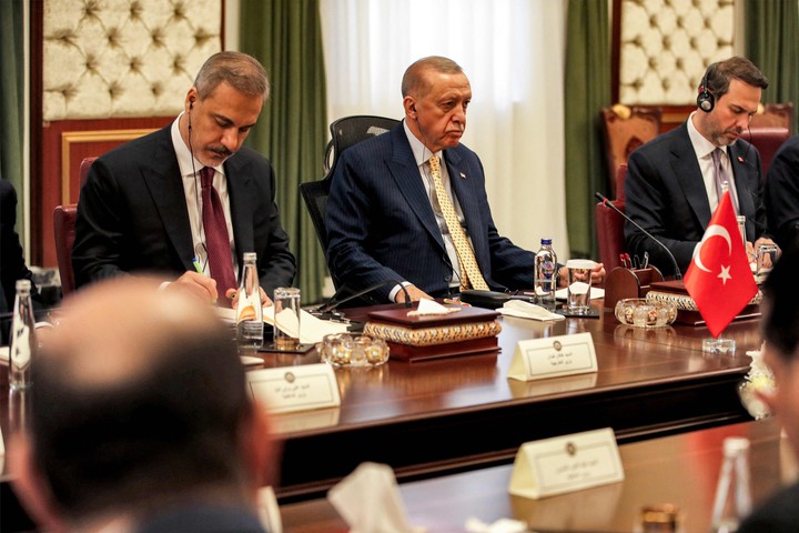 Erdogan durante una reunión con el primer ministro iraquí.  Foto: AHMAD AL-RUBAYE / AFP