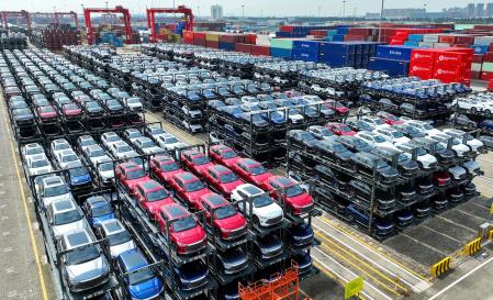 Foto de archivo de hoy, 11 de septiembre de 2023, muestra automóviles de pasajeros eléctricos BYD que esperan ser cargados en una barcaza apilada en la terminal internacional de contenedores del puerto de Taicang en el puerto de Suzhou, provincia de Jiangsu, en el este de China. BYD de China ha superado a la gigantesca flota de vehículos eléctricos de Tesla como líder mundial en transporte de vehículos eléctricos, según cifras de ventas anteriores.