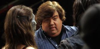 El creador y productor Dan Schneider (centro) analiza la escena con las estrellas Victoria Justice (izquierda) y Avan Jogia (derecha) durante la grabación de una escena escolar para el programa Victorious en el estudio de Nickelodeon en Hollywood el 13 de noviembre de 2009. Nickelodeon está lanzando tres nuevos programas, todos centrados en niños y celebridades. (Foto de Lawrence K. Ho/Los Angeles Times vía Getty Images)