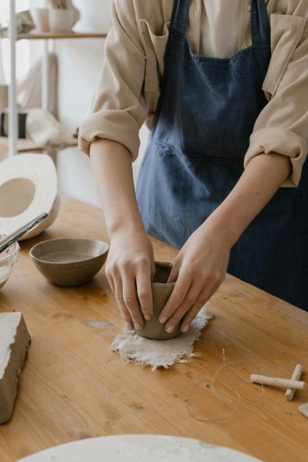 Un taller de cerámica con desayuno para celebrar este día tan especial