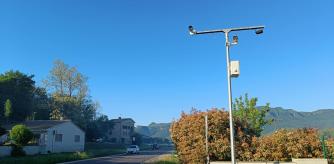 Cámaras de vigilancia en la entrada de uno de los pueblos de la Garrotxa.
