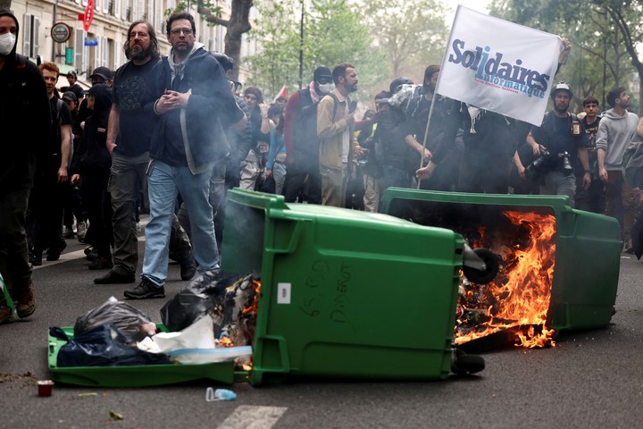 Los manifestantes prendieron fuego a un tacómetro.  Foto: Reuters 