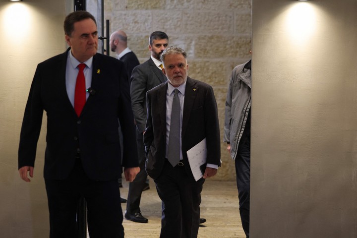 Meyer, mira, a Yad Vashem.  Foto: AHMAD GARABLI / AFP