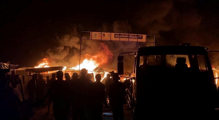La Defensa Civil de Gaza confirmó el ataque a un centro de refugiados que, según dijo, albergaba a unas 100.000 personas.  FotoReuters