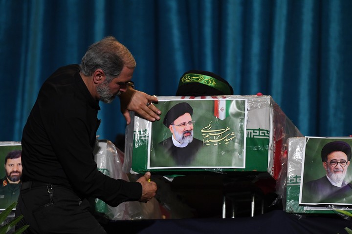 Una expedición ceremonial siguió al fallido presidente de Irán, Ebrahim Raisi, al fallido ministro de Relaciones Exteriores, Hossein Amir-Abdllahian, y a otras personas hasta Teherán.  foto de Xinhua
