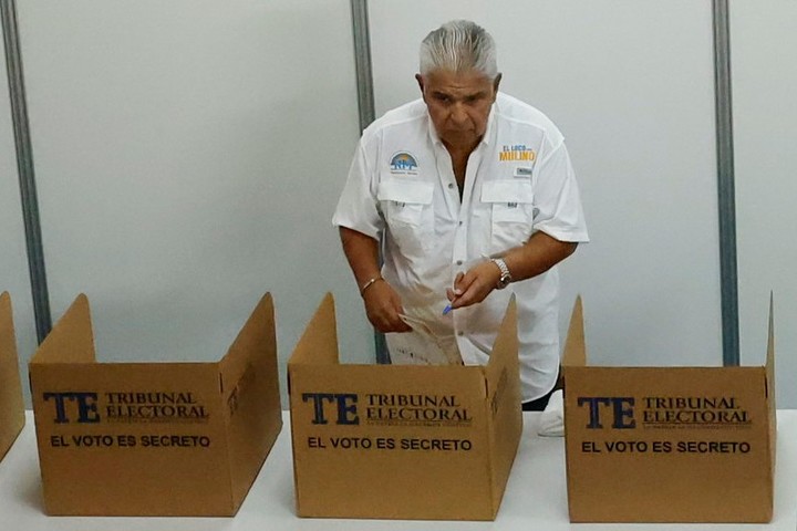 El candidato presidencial panameño, José Raúl Mulino, se sumó a la votación este domingo, en el Centro de Convenciones Atlapa de Ciudad de Panamá.  Foto EFE