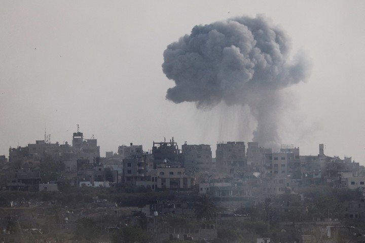 Explosión durante el ataque aéreo que Israel llevó a cabo este domingo sobre Gaza.  FotoReuters