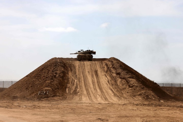 Un tanque israelí ha tomado posición en una zona cercana a la frontera con Gaza.  Foto: Menahem KAHANA / AFP)