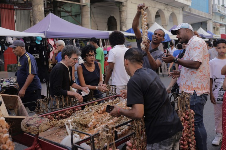 Un puesto de venta de ajo en un mercado de La Habana.  Foto: AP 