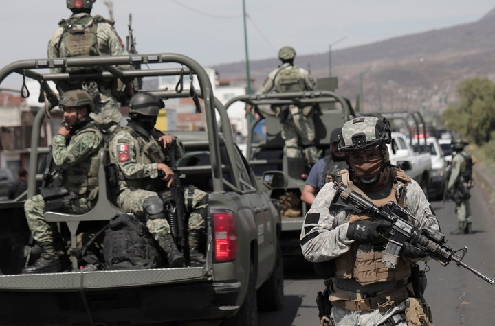 Miembros del Ejército Mexicano y Guardia Nacional patrullan las principales avenidas de la ciudad de Morelia en Michoacán.  Foto EFE