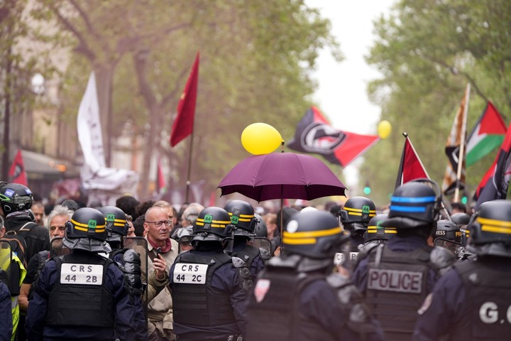 Políticas antidisturbios en línea frente a la multitud.  Foto: Bloomberg 