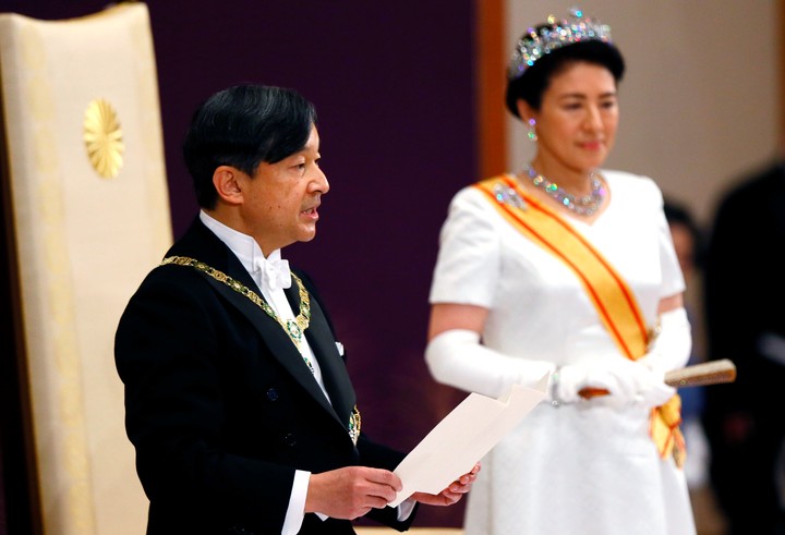 El nuevo emperador Naruhito de Japón, acompañado por el nuevo emperador Masako, pronuncia su primer discurso durante un ritual tras la sucesión de su padre Akihito en el Palacio Imperial de Tokio el 1 de mayo de 2019. (Japan Pool vía AP)
