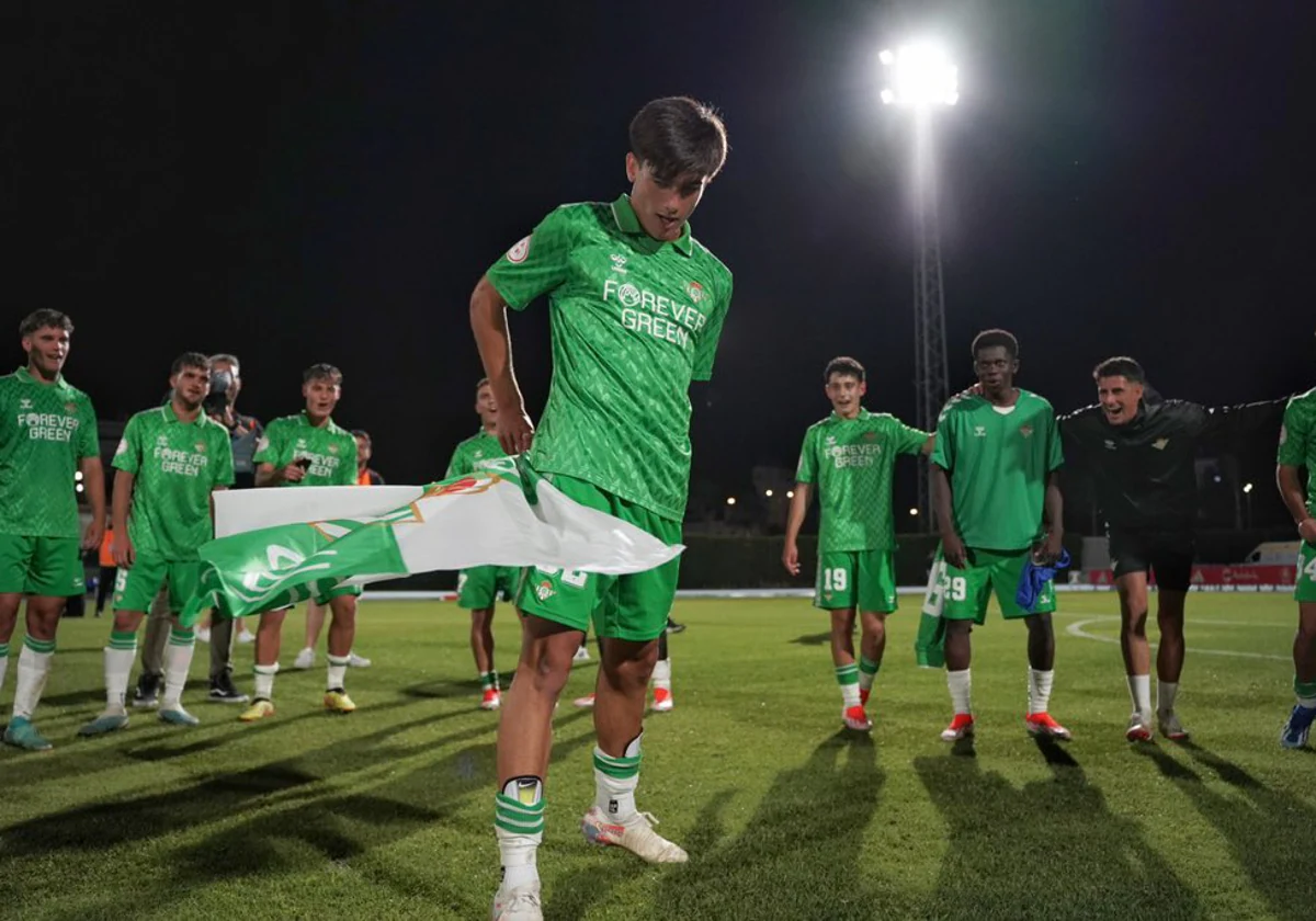 Morante da unos pases con la bandera del Betis