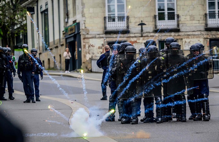 La policía recibe disparos de bengalíes en Nantes.  Foto: LOIC VENANCE / AFP